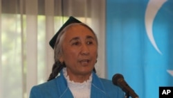 Bà Kadeer nói người Uighur đang đứng trước mối đe dọa đối với sự tồn vong của họ vì chính sách đồng hóa có hệ thống của Trung Quốc