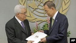 فلسطینی صدر محمود عباس جمعہ کو اقوام متحدہ کے سیکریٹری جنرل بان کی مون کو سلامتی کونسل کے لیے آزاد فلسطینی ریاست کی قرار داد کا مسودہ پیش کررہے ہیں۔