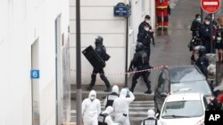 فرانس کے شہر پیرس میں طنزیہ اخبار چارلی ہیبڈو کے سابق دفاتر کے قریب 25 ستمبر 2020 کو چاقو کے ایک حملے کا منظر ، فوٹو اے پی ۔