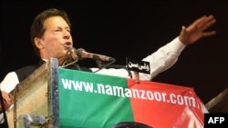سابق وزیرِ اعظم عمران خان نے عوامی رابطہ مہم شروع کر رکھی ہے۔