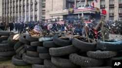 Dân chúng tụ tập trước một hàng rào chướng ngại dựng trước tòa nhà chính quyền ở Donetsk Ukraine, 9/4/14