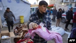 اسرائیلی بمباری میں ہلاک اور زخمیوں کی ایک تصویر الاقصیٰ اسپتال کے قریب فوٹو اےایف پی 20 مارچ 2024