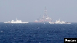Tàu Tuần duyên của Trung Quốc vây quanh giàn khoan Hải dương 981 của Trung Quốc, cách bờ biển Việt Nam khoảng 210 km 14/5/14
