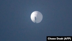 Bức ảnh chụp vào ngày 1 tháng 2 năm 2023 và được công bố vào ngày 2 tháng 2 năm 2023, cho thấy một khinh khí cầu nghi là gián điệp của Trung Quốc trên bầu trời Billings, bang Montana, Mỹ.