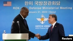 امریکی وزیر دفاع لائیڈ آسٹن سیئول میں جنوبی کوریا کے وزیر دفاع لی جانب سوپ کےساتھ میڈیا کانفرنس کے بعد مصافحہ کر رہے ہیں۔ 31 جنوری 2023