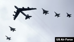 Chiến đấu cơ Mỹ, Nhật, Úc bay đội hình tại căn cứ Andersen Air Force Base, Guam, 2020. Hình minh họa.