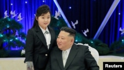 Ju Ae, khoảng 10 tuổi, con gái của nhà lãnh đạo Triều Tiên Kim Jong Un được nhìn thấy trong hai đêm liên tiếp trong lễ kỷ niệm 75 năm ngày thành lập Quân đội Nhân dân Triều Tiên (KPA) 7/2/2023.