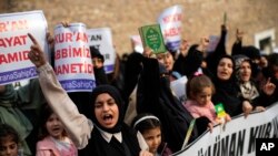 ترکی میں سویڈن کے قونصل خانے کے باہر خواتین قرآن جلائے جانے پر اھتجاج کر رہی ہیں۔ فوٹو اے پی۔ جنوری 22, 2023