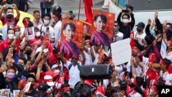میانمار کے باشندے ،تھائی لینڈ میں اپنے ملک کی فوجی جنتا کے اقتدار کے خلاف احتجاج کر رہے ہیں ۔اے پی فوٹو