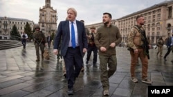 Ông Johnson trong chuyến thăm Ukraine khi vẫn còn tại nhiệm hồi tháng Tư năm ngoái.