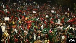 ملک کے سب سے بڑے شہر کراچی میں بھی پی ٹی آئی کے کارکنوں نے احتجاج کیا اور اس سلسلے میں راشد منہاس روڈ پر مرکزی مظاہرہ منعقد کیا گیا تھا۔