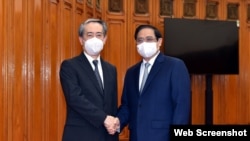 Thủ tướng Việt Nam Phạm Minh Chính (phải) tiếp Đại sứ Trung Quốc tại Việt Nam Hùng Ba. Ảnh: VGP