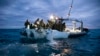 امریکی بحریہ کی طرف سے فراہم کردہ اس تصویر میں ایکسپلوسیو آرڈیننس ڈسپوزل گروپ 2 کےملاحوں کو دکھایا گیا ہے جو مرٹل بیچ، پر ساحل سے ایک اونچائی پر نگرانی کرنے والے غبارے کو نکال رہے ہیں۔ (US Navy via AP)