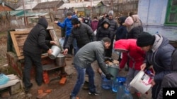 Người dân xếp hàng lấy nước giếng ở Mariupol, Ukraine, vào ngày 9/3/2022.