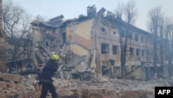 Hình ảnh một khu nhà bị tàn phá ở Dnipro.