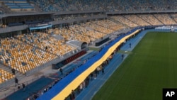 Quốc kỳ Ukraine dài 200 mét được trải ra trên sân vận động Olympiyskiy in Kiev, Ukraine hôm 16/2 năm 2022