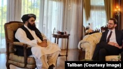 افغانستان کے قائم مقام وزیرِ خارجہ امیر خان متقی اور امریکہ کے نمائندہ خصوصی برائے افغانستان، تھامس ویسٹ۔ فائل فوٹو