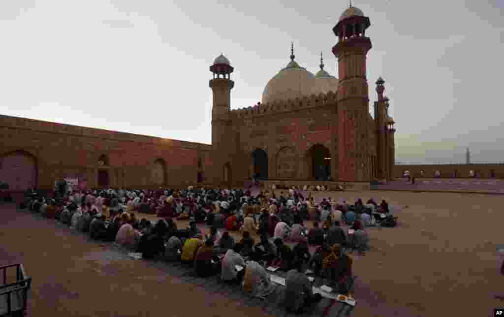 پاکستان کے شہر لاہور کی تاریخی بادشاہی مسجد میں افطار کا اہتمام کیا گیا ہے۔ 