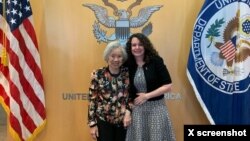 Đại sứ Hoa Kỳ tại Hội đồng Nhân quyền Liên hợp quốc Michèle Taylor (phải) và bà Bùi Thị Thiện Căn, mẹ của nhà báo độc lập Phạm Đoan Trang, ngày 2/6/2022, Geneva, Thụy Sĩ. Photo Twitter Ambassador Michèle Taylor.