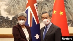 Ngoại trưởng Úc Penny Wong chụp ảnh cùng Ngoại trưởng Trung Quốc Vương Nghị tại Bắc Kinh hôm 21/12/2022. Ông Vương dự kiến sẽ thăm Úc vào tháng tới, theo SCMP.