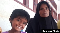روہنگیا پناہ گزین 27 سالہ حاتم النسا اور بیٹی 5 سالہ ام سلیمہ کو 26 دسمبر کو انڈونیشیا کے ضلع آچے میں بچائے جانے کے بعد۔ ملائیشیا جانے والی کشتی کے انجن ٹوٹ جانےکے بعد دونوں 13 دن تک بغیرکھانے اور پانی کےرہیں۔
