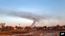 Khói bốc lên sau trận pháo kích của Nga tại Soledar, vùng Donetsk, Ukraine, ngày 8/1/2023. 