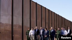 بائیڈن امریکہ اور اور میکسیکو کی سرحدی دیوار کے ساتھ چہل قدمی کرتے ہوئئے : فوٹو رائٹرز