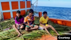 تین روہنگیا لڑکوں کو تھائی میری ٹائم فورسز کے تعاون سے تھائی ماہی گیری کی ایک کشتی کے ذریعے 25 دسمبر 2022 کو بچایا گیا۔ (تصویر بذریعہ تھائی لینڈ میری ٹائم انفورسمنٹ کمانڈ سینٹر/فیس بک)
