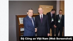 Bộ trưởng Công an Tô Lâm (trái) và Thư ký Hội đồng An ninh Nga Nikolai Patrushev bắt tay bên lề một hội nghị ở Nga hồi tháng 4/2018. Hai người đứng đầu cơ quan an ninh của Việt Nam và Nga vừa có cuộc gặp tại Moscow hôm 21/11.