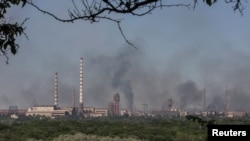 Khói bốc lên sau một cuộc tấn công quân sự vào một khu phức hợp Nhà máy Hóa chất Azot của thành phố Sievierodonetsk, tại thành phố Lysychansk, vùng Luhansk, Ukraine, ngày 10 tháng 6 năm 2022.