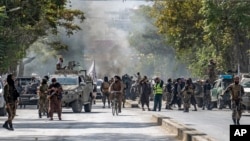 کابل میں طالبان گارڈ 23 ستمبر کو ایک مسجد کے نزدیک دھماکے کے بعد جائے وقوعہ پر تعینات ہیں (فائل)
