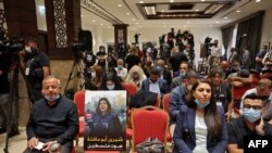 مغربی کنارے میں امریکی اور فلسطینی صدور کی پریس کانفرنس سے قبل شیرین ابو عاقلہ کی تصویر ، صحافیوں کے درمیان کرسی پر۔ اے ایف پی فوٹو
