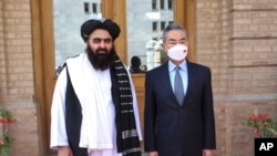 رواں برس چین اور طالبان کے وزرائے خارجہ کے درمیان ہونے والی ملاقات کے موقعے پر جاری کی گئی تصویر۔ 
