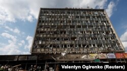 Một tòa nhà bị tàn phá vì vụ bắn tên lửa của Nga vào Vinnytsia, Ukraine, hôm 14/7/2022.