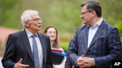 Ông Joseph Borrell, chuyên trách chính sách đối ngoại và an ninh của EU (trái) và Ngoại trưởng Ukraine, 13/5/2022 (ảnh tư liệu, Kay Nietfeld/DPA thông qua AP, Pool)