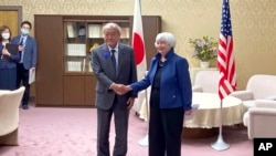 Bộ trưởng Tài chính Nhật Bản Shunichi Suzuki và Bộ trưởng Tài chính Hoa Kỳ Janet Yellen, ngày 12/7/2022 tại Tokyo, Nhật.