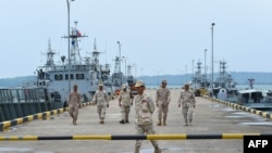 Các nhân viên hải quân Campuchia trên cầu cảng ở căn cứ hải quân Ream ở tỉnh Preah Sihanouk ngày 26/7/2019. Trung Quốc đang giúp Campuchia nâng cấp căn cứ này và sẽ được sử dụng một phần của nó.