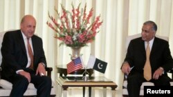 پاکستان کے وزیر اعظم شوکت عزیز (ر) 16 جون 2007 کو اسلام آباد میں وزیر اعظم ہاؤس میں امریکی نائب وزیر خارجہ جان نیگروپونٹے سے بات کر رہے ہیں۔ فوٹورائٹرز/فیصل محمود (پاکستان)
