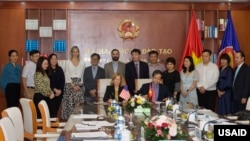 Giám đốc Quốc Gia USAID tại Việt Nam Aler Grubbs và Bộ trưởng Bộ GD&ĐT Nguyễn Kim Sơn ký bản ghi nhớ ngày 9/9/2022. Ảnh: USAID Vietnam.