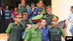 Công an Việt Nam áp giải những người bị bắt ở Bình Thuận sau khi bị kết tội vì tham gia biểu tình phản đối dự luật đặc khu kinh tế năm 2018. Cao uỷ nhân quyền LHQ đã yêu cầu Việt Nam giải trình về các vụ bắt và giam giữ "tuỳ tiện" những nhà hoạt động dân chủ và bảo vệ nhân quyền.