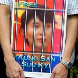 Chân dung Aung San Suu Kyi trong một cuộc biểu tình trước sứ quán Miến Điện ở Tokyo (Tư liệu-2009)