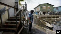 Một cư dân thành phố Juana Matos đi qua khu vực ngập lụt sau khi Bão Maria quét qua, ở Puerto Rico, ngày 27 tháng 9, 2017.