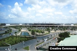 sân bay Tân Sơn Nhất đã từng được mở rộng nhưng không theo kịp lượng khách tăng cao