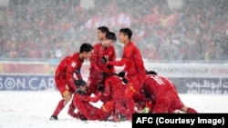 Các cầu thủ U23 Việt Nam ăn mừng bàn thắng gỡ hòa của Quang Hải ở phút thứ 8 của trận đấu hôm 27/1.