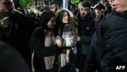  رہائی پانے والی معروف فلسطینی کارکن احد تمیمی ، رملہ میں استقبال کے دوران اپنی والدہ کے ساتھ چل رہی ہیں۔