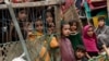پاکستان سے افغانستان واپس جانے والے افغان پناہ گزین بچے طورخم بارڈر پر ٹرکوں پر سوار ہو کر پہنچے ہیں، فوٹو اے پی، یکم نومبر 2023