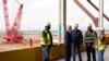 صدر بائیڈن کا سیمی کنڈکٹر تیار کرنے والے زیر تعمیر پلانٹ کا دورہ