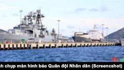 Các chiến hạm của Hạm đội Thái Bình Dương Nga đang cập cảng Cam Ranh. Ảnh chụp màn hình báo Quân đội Nhân dân