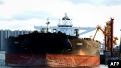 Tàu dầu Trung Quốc đang bốc dở tại cảng Thanh Đảo tỉnh Sơn Đông, ngày 16/11/2020.