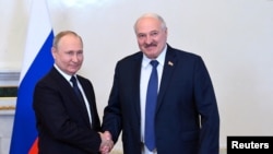 Tổng thống Nga Vladimir Putin, trái, gặp Tổng thống Belarus Alexander Lukashenko tại Saint Petersburg, Nga, ngày 25/6/2022.